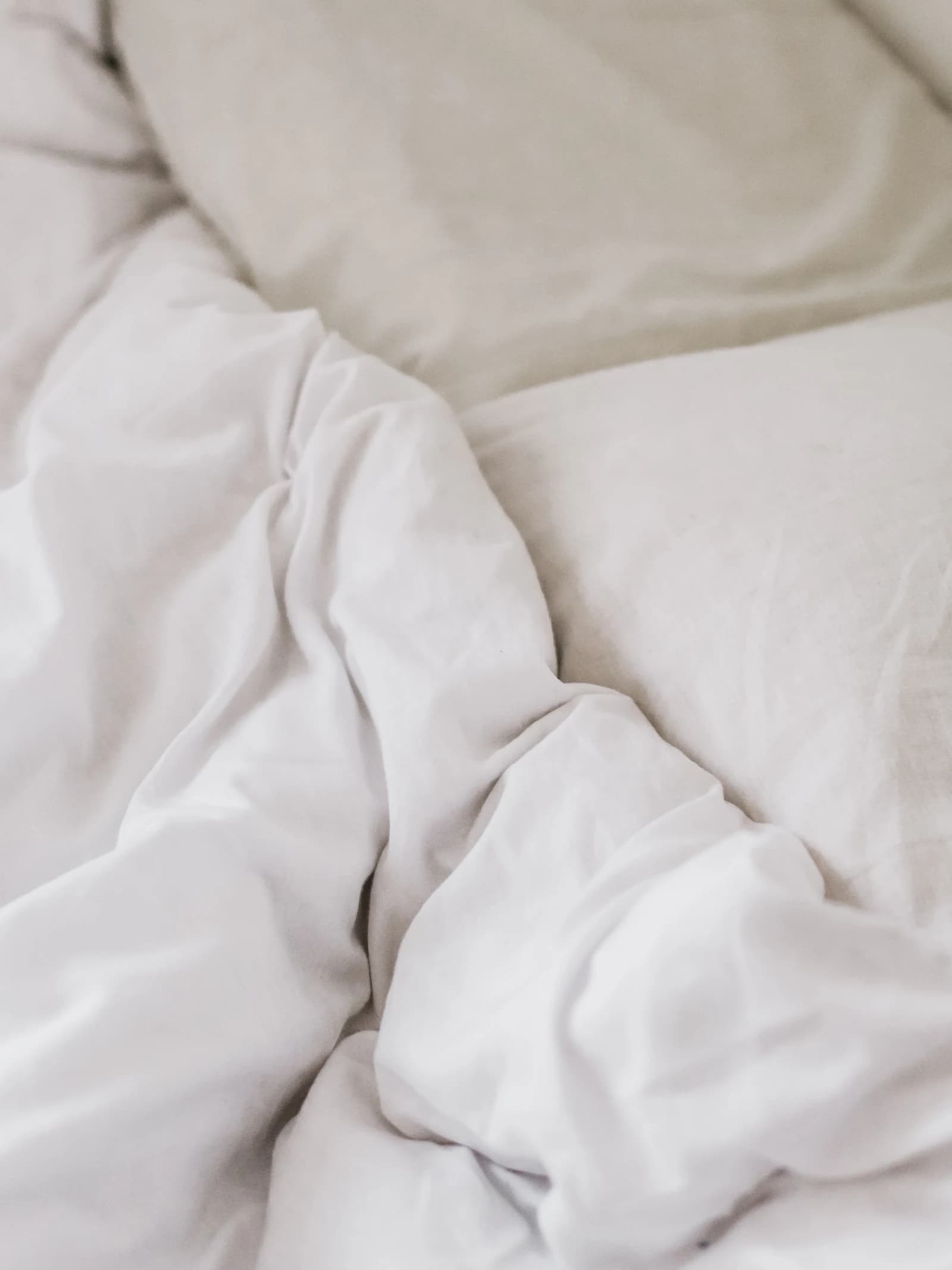 Draps en coton blanc froissés, texture douce