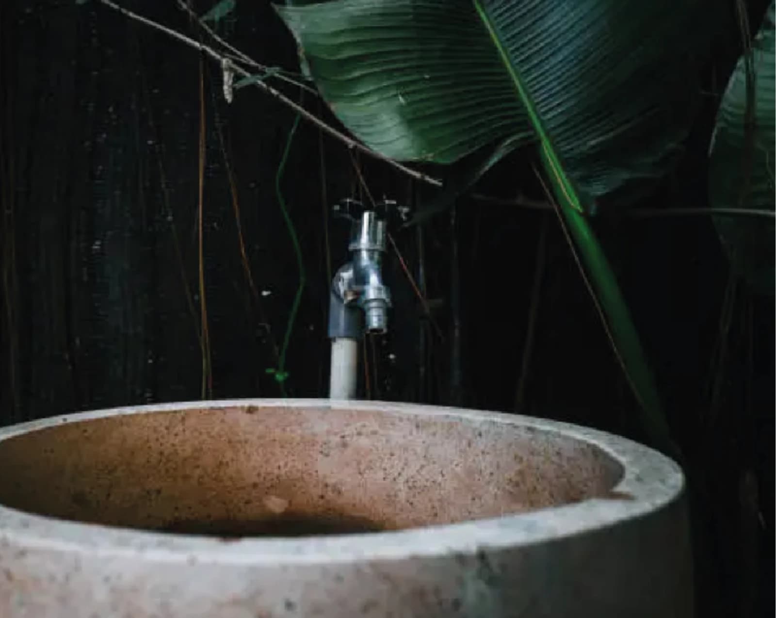 Vasque en pierre avec robinet, pour le lavage à l'eau chaude des coquillages d'allaitement