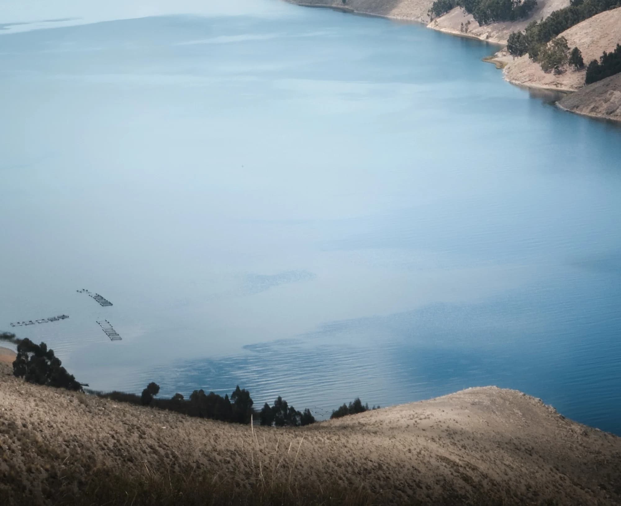 Vue aérienne d'un lac de montagne